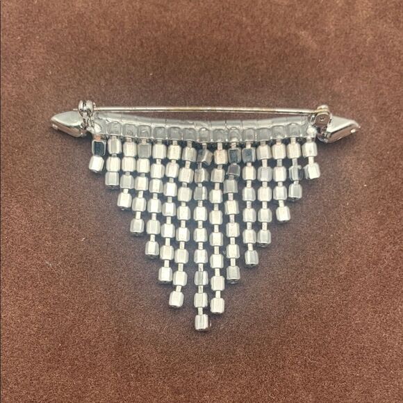 Elegant Vintage Clear Rhinestone Waterfall Dangle Brooch, in Silver, Unmarked - Picture 3 of 3